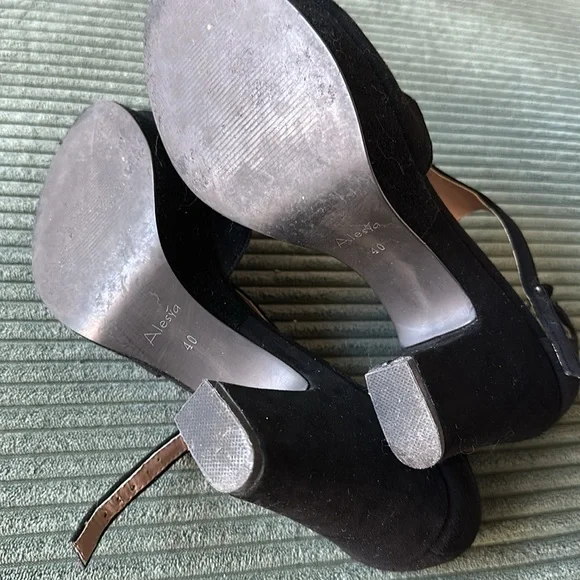 Suede Heels 🔥 - Picture 5 of 9